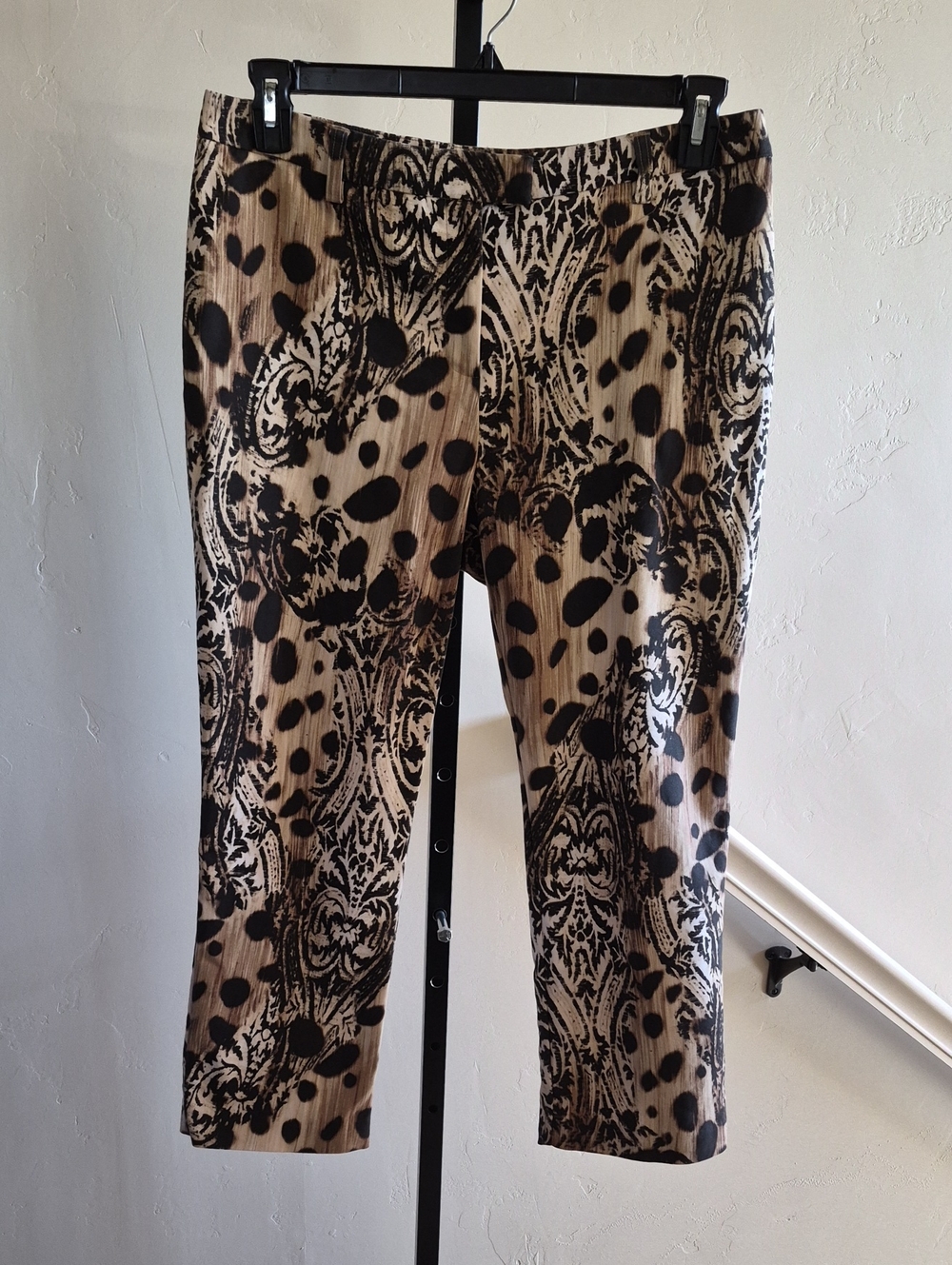 Chico’s So Slimming Crop Pants Size 1.5 M 10 Tan Black Abstract Paisley Capri